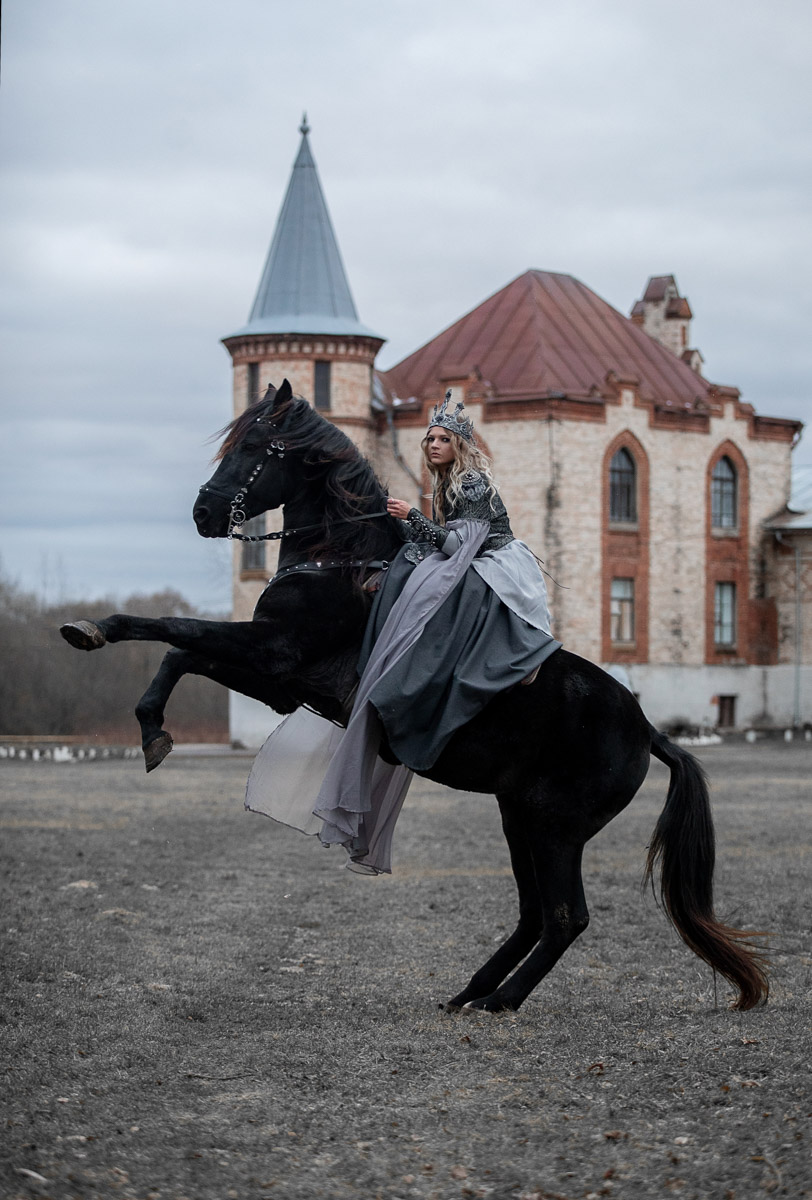 Во Владимирской области фотографам раздолье. Столько мест для реализации творческих проектов. Даже собственный а-ля средневековый замок в Муромцеве имеется. Кстати, недавно около усадьбы Храповицкого прошла эффектная съемка, отсылающая нас своей атмосферой на веков эдак семь назад.