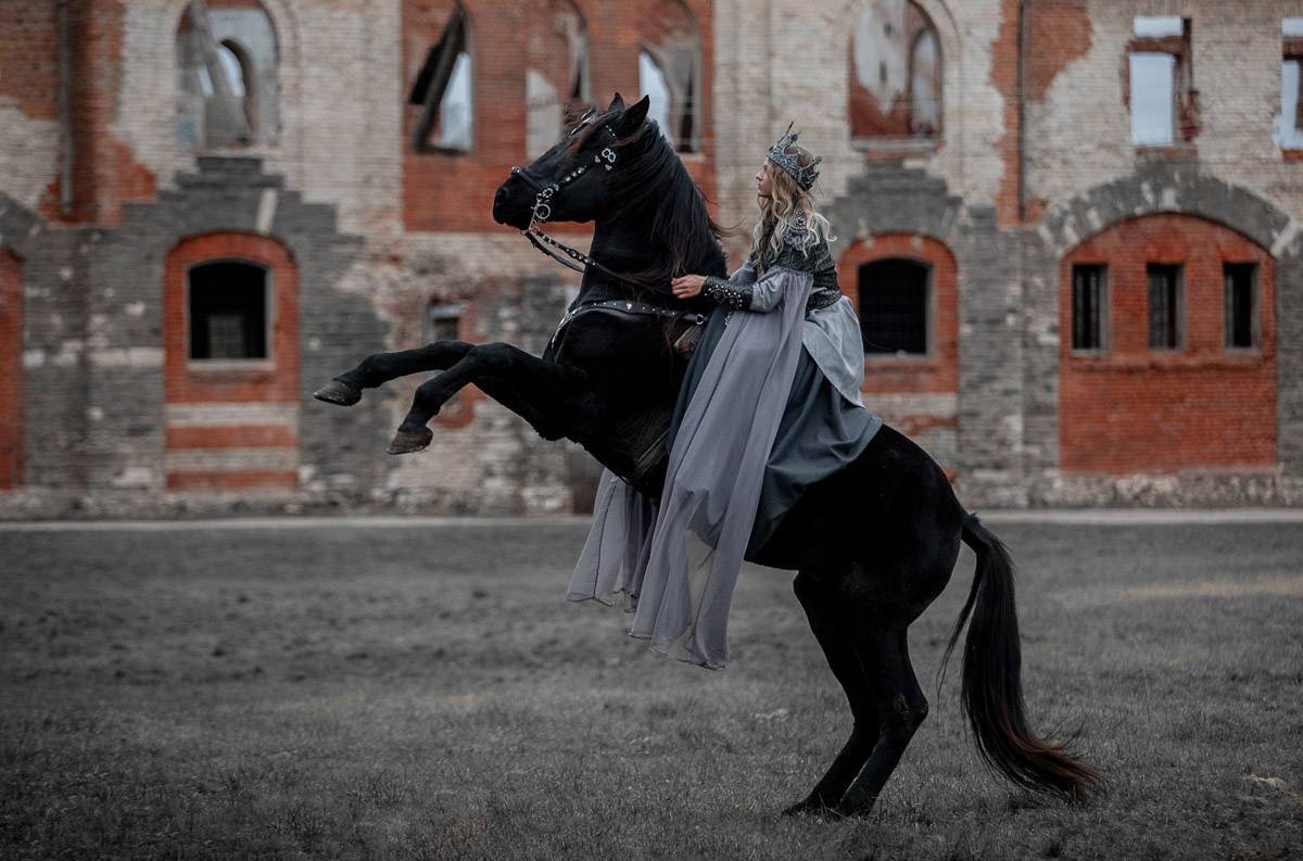 Во Владимирской области фотографам раздолье. Столько мест для реализации творческих проектов. Даже собственный а-ля средневековый замок в Муромцеве имеется. Кстати, недавно около усадьбы Храповицкого прошла эффектная съемка, отсылающая нас своей атмосферой на веков эдак семь назад.