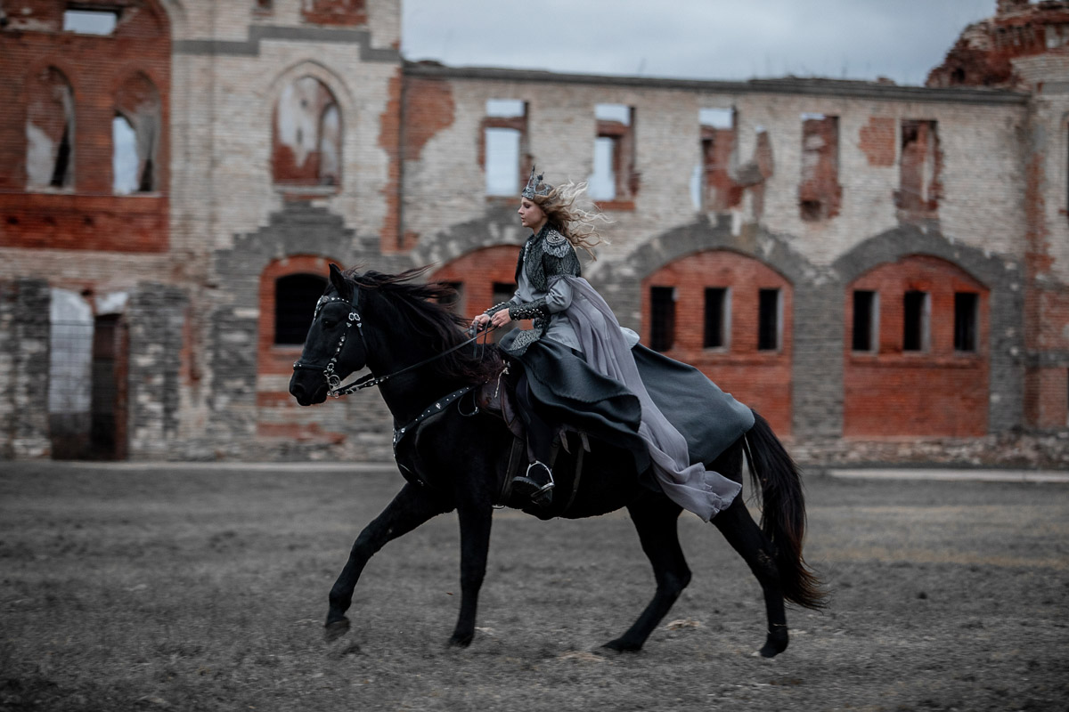 Во Владимирской области фотографам раздолье. Столько мест для реализации творческих проектов. Даже собственный а-ля средневековый замок в Муромцеве имеется. Кстати, недавно около усадьбы Храповицкого прошла эффектная съемка, отсылающая нас своей атмосферой на веков эдак семь назад.
