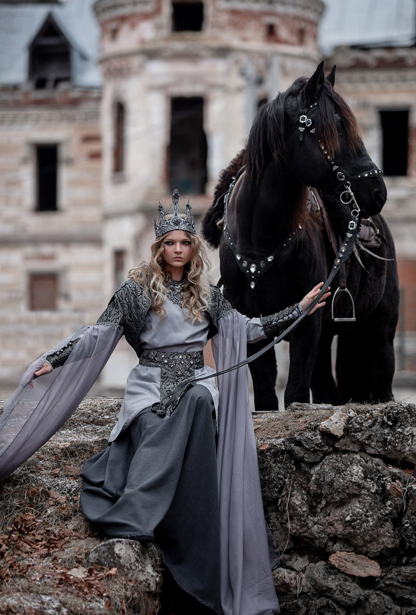 Во Владимирской области фотографам раздолье. Столько мест для реализации творческих проектов. Даже собственный а-ля средневековый замок в Муромцеве имеется. Кстати, недавно около усадьбы Храповицкого прошла эффектная съемка, отсылающая нас своей атмосферой на веков эдак семь назад.