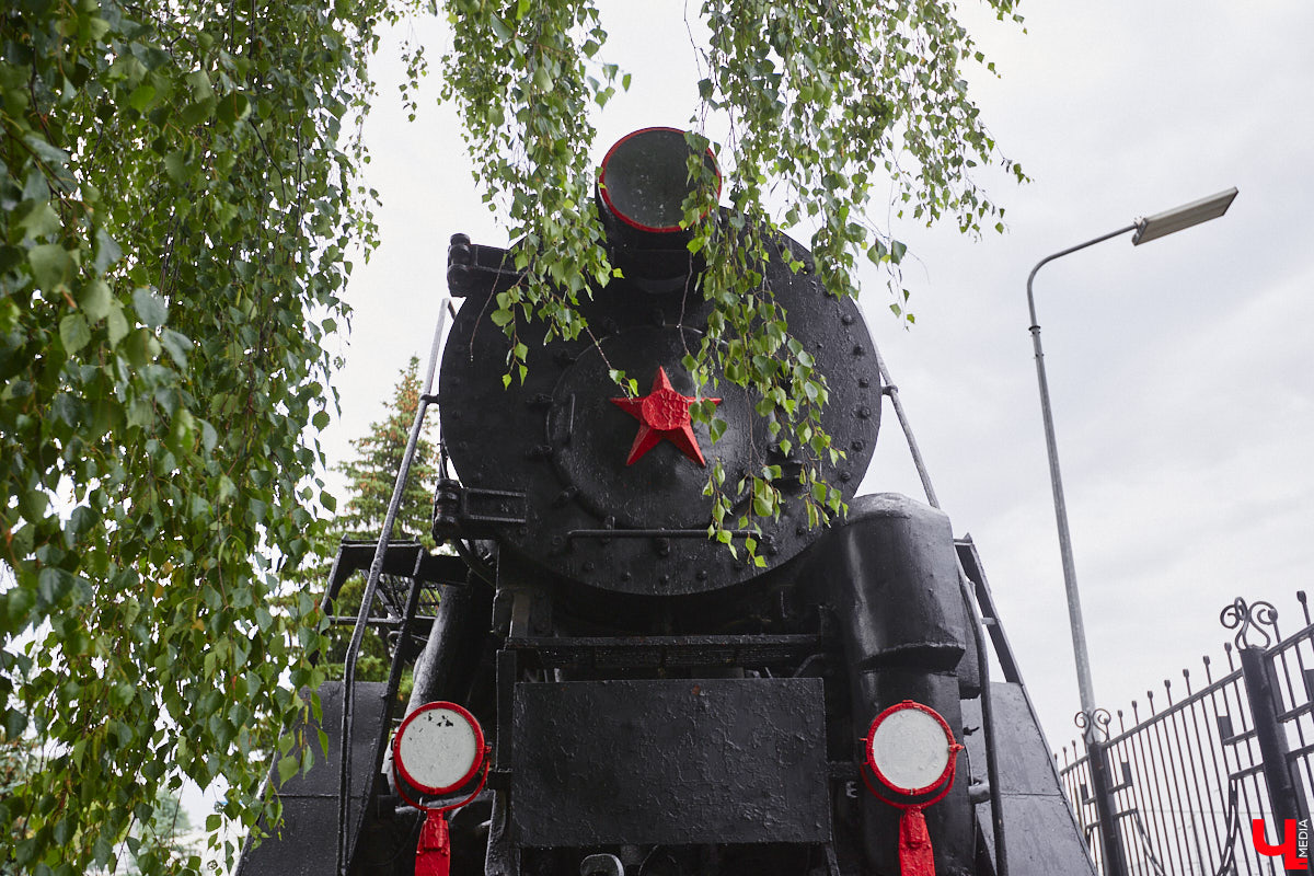 Улица Мира преображается. На перекрестке с Батурина устанавливают стелу трудовой доблести. Украсят ее хрустальные изразцы с подсветкой и барельефы, повествующие о подвиге наших предков. Открытие запланировано на 9 мая. Ну а пока монумент частично скрыт от глаз за высоким забором, давайте вспомним, благодаря чему Владимир достоин сего высокого звания.