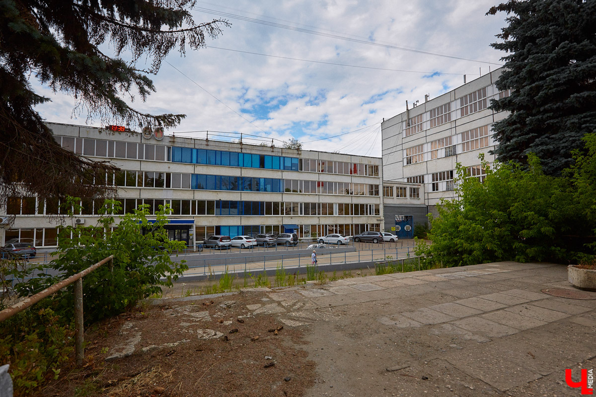 Улица Мира преображается. На перекрестке с Батурина устанавливают стелу трудовой доблести. Украсят ее хрустальные изразцы с подсветкой и барельефы, повествующие о подвиге наших предков. Открытие запланировано на 9 мая. Ну а пока монумент частично скрыт от глаз за высоким забором, давайте вспомним, благодаря чему Владимир достоин сего высокого звания.