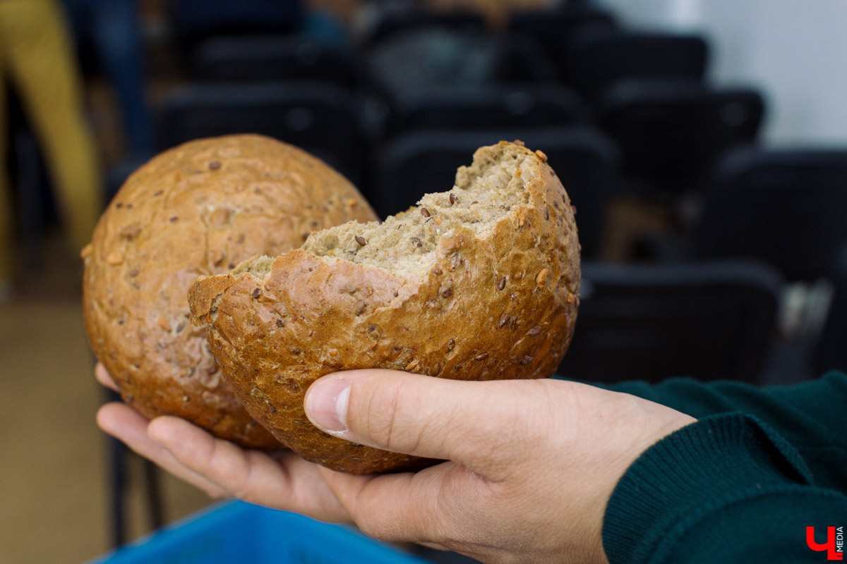 Улица Мира преображается. На перекрестке с Батурина устанавливают стелу трудовой доблести. Украсят ее хрустальные изразцы с подсветкой и барельефы, повествующие о подвиге наших предков. Открытие запланировано на 9 мая. Ну а пока монумент частично скрыт от глаз за высоким забором, давайте вспомним, благодаря чему Владимир достоин сего высокого звания.