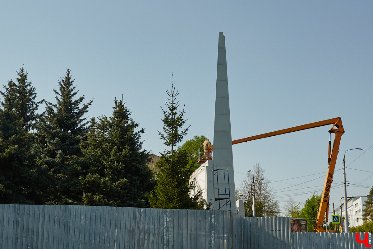 Улица Мира преображается. На перекрестке с Батурина устанавливают стелу трудовой доблести. Украсят ее хрустальные изразцы с подсветкой и барельефы, повествующие о подвиге наших предков. Открытие запланировано на 9 мая. Ну а пока монумент частично скрыт от глаз за высоким забором, давайте вспомним, благодаря чему Владимир достоин сего высокого звания.