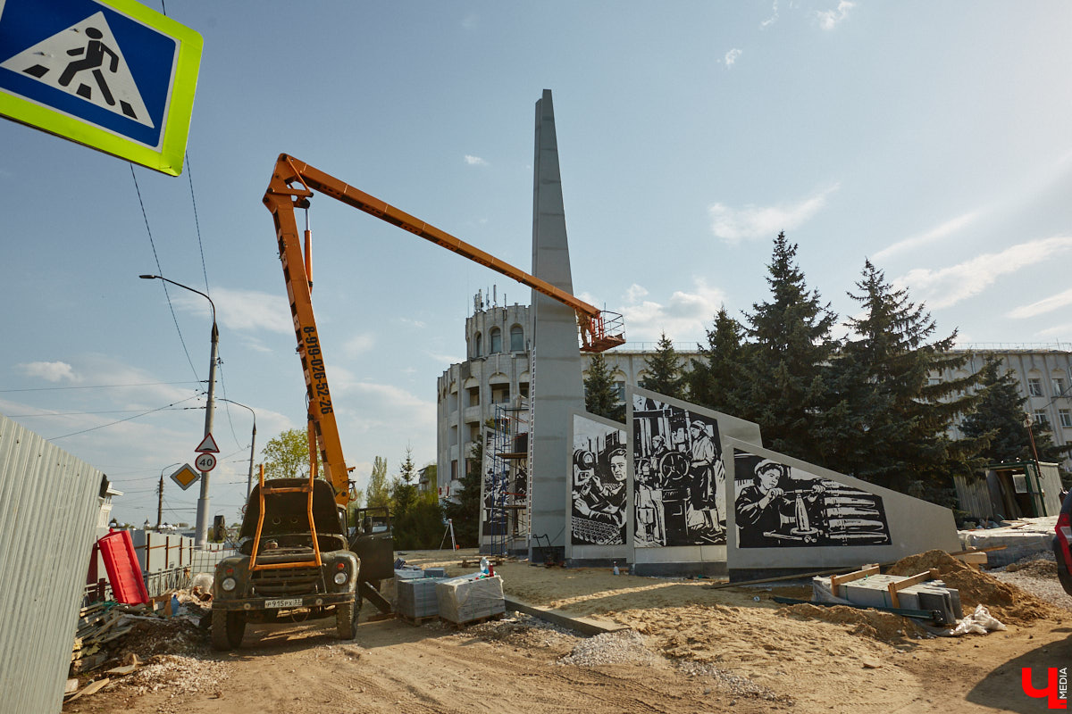 Улица Мира преображается. На перекрестке с Батурина устанавливают стелу трудовой доблести. Украсят ее хрустальные изразцы с подсветкой и барельефы, повествующие о подвиге наших предков. Открытие запланировано на 9 мая. Ну а пока монумент частично скрыт от глаз за высоким забором, давайте вспомним, благодаря чему Владимир достоин сего высокого звания.