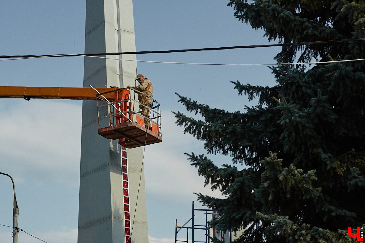 Улица Мира преображается. На перекрестке с Батурина устанавливают стелу трудовой доблести. Украсят ее хрустальные изразцы с подсветкой и барельефы, повествующие о подвиге наших предков. Открытие запланировано на 9 мая. Ну а пока монумент частично скрыт от глаз за высоким забором, давайте вспомним, благодаря чему Владимир достоин сего высокого звания.