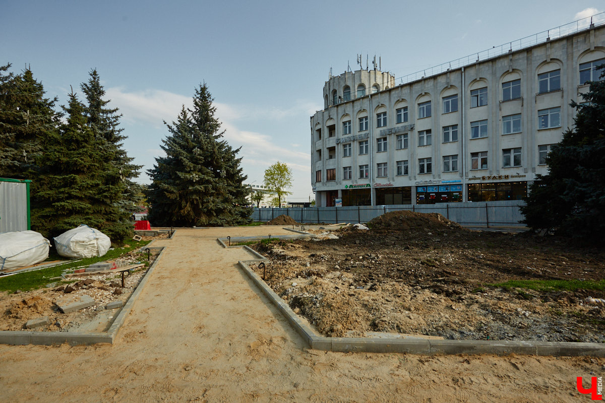 Улица Мира преображается. На перекрестке с Батурина устанавливают стелу трудовой доблести. Украсят ее хрустальные изразцы с подсветкой и барельефы, повествующие о подвиге наших предков. Открытие запланировано на 9 мая. Ну а пока монумент частично скрыт от глаз за высоким забором, давайте вспомним, благодаря чему Владимир достоин сего высокого звания.