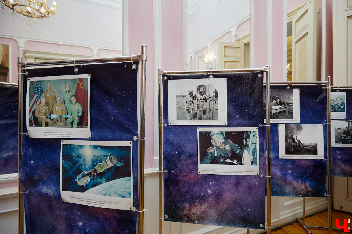 В областном центре выпустили почтовую карточку с изображением летчика-космонавта родом из Вязников Валерия Кубасова. Открытка выпущена ограниченным тиражом и представляет особую ценность для филателистов со всего мира. Все дело в штемпеле: на нем изображена стыковка космических кораблей «Союз» и «Аполлон».