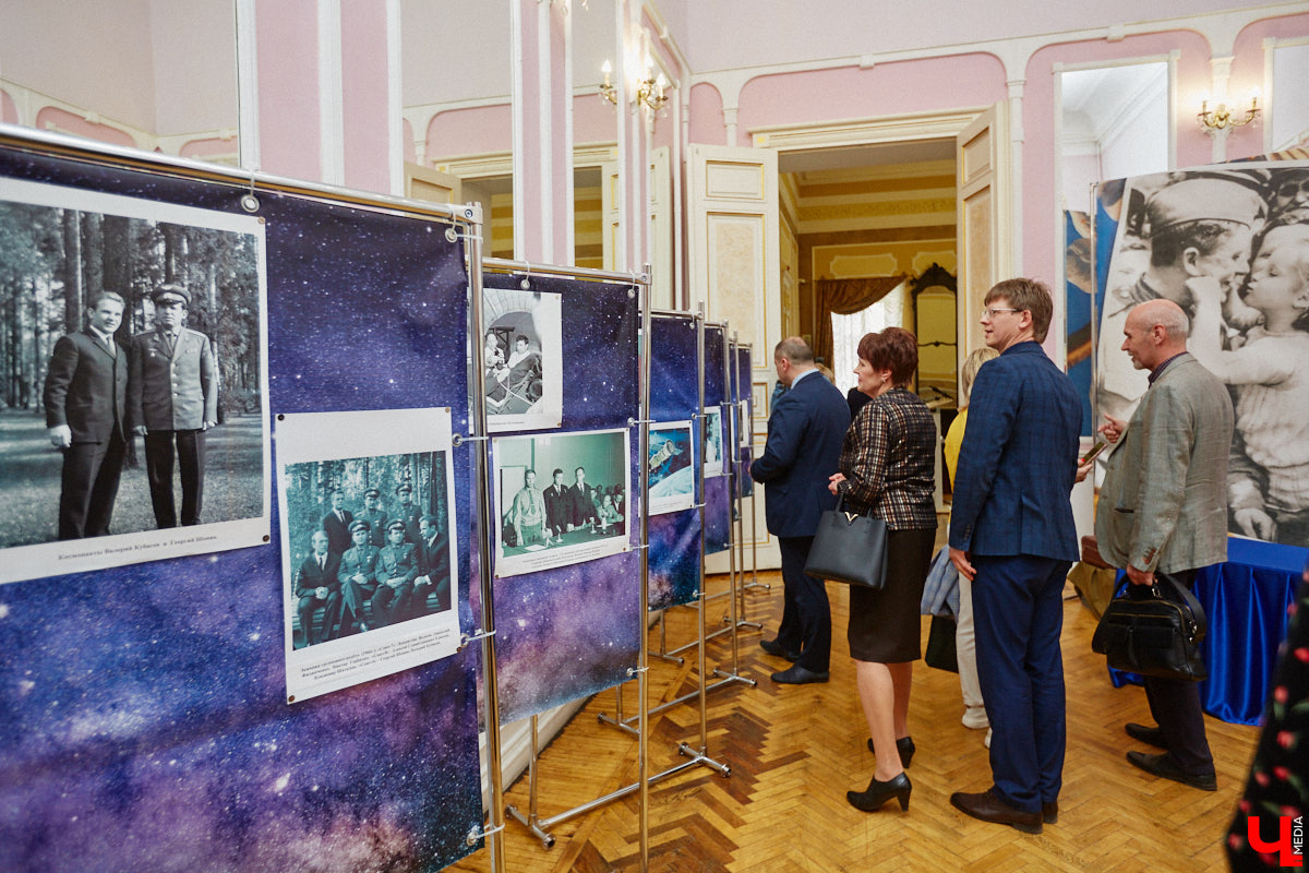 В областном центре выпустили почтовую карточку с изображением летчика-космонавта родом из Вязников Валерия Кубасова. Открытка выпущена ограниченным тиражом и представляет особую ценность для филателистов со всего мира. Все дело в штемпеле: на нем изображена стыковка космических кораблей «Союз» и «Аполлон».