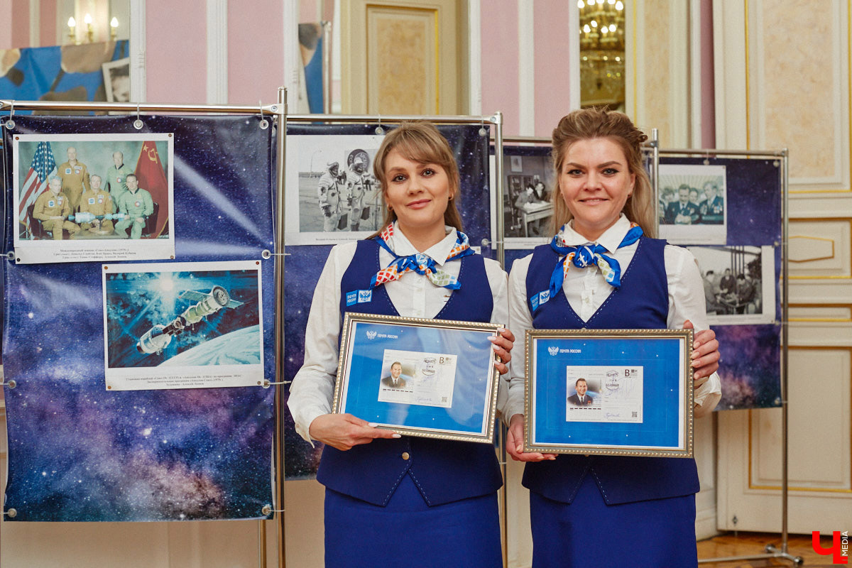 В областном центре выпустили почтовую карточку с изображением летчика-космонавта родом из Вязников Валерия Кубасова. Открытка выпущена ограниченным тиражом и представляет особую ценность для филателистов со всего мира. Все дело в штемпеле: на нем изображена стыковка космических кораблей «Союз» и «Аполлон».