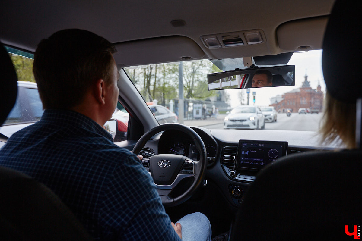 Платные парковки Владимира продолжат работать в тестовом режиме до июля. В компании опытного водителя «Ключ-Медиа» лично проверил, где сейчас в историческом ядре города можно оставить автомобиль, в какую сумму обойдется услуга и, главное, реально ли это вообще сделать?