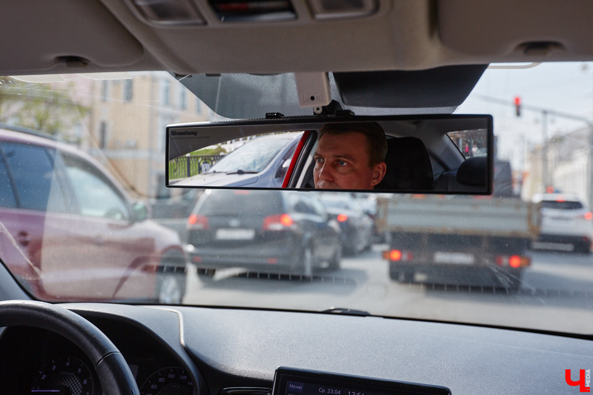 Платные парковки Владимира продолжат работать в тестовом режиме до июля. В компании опытного водителя «Ключ-Медиа» лично проверил, где сейчас в историческом ядре города можно оставить автомобиль, в какую сумму обойдется услуга и, главное, реально ли это вообще сделать?