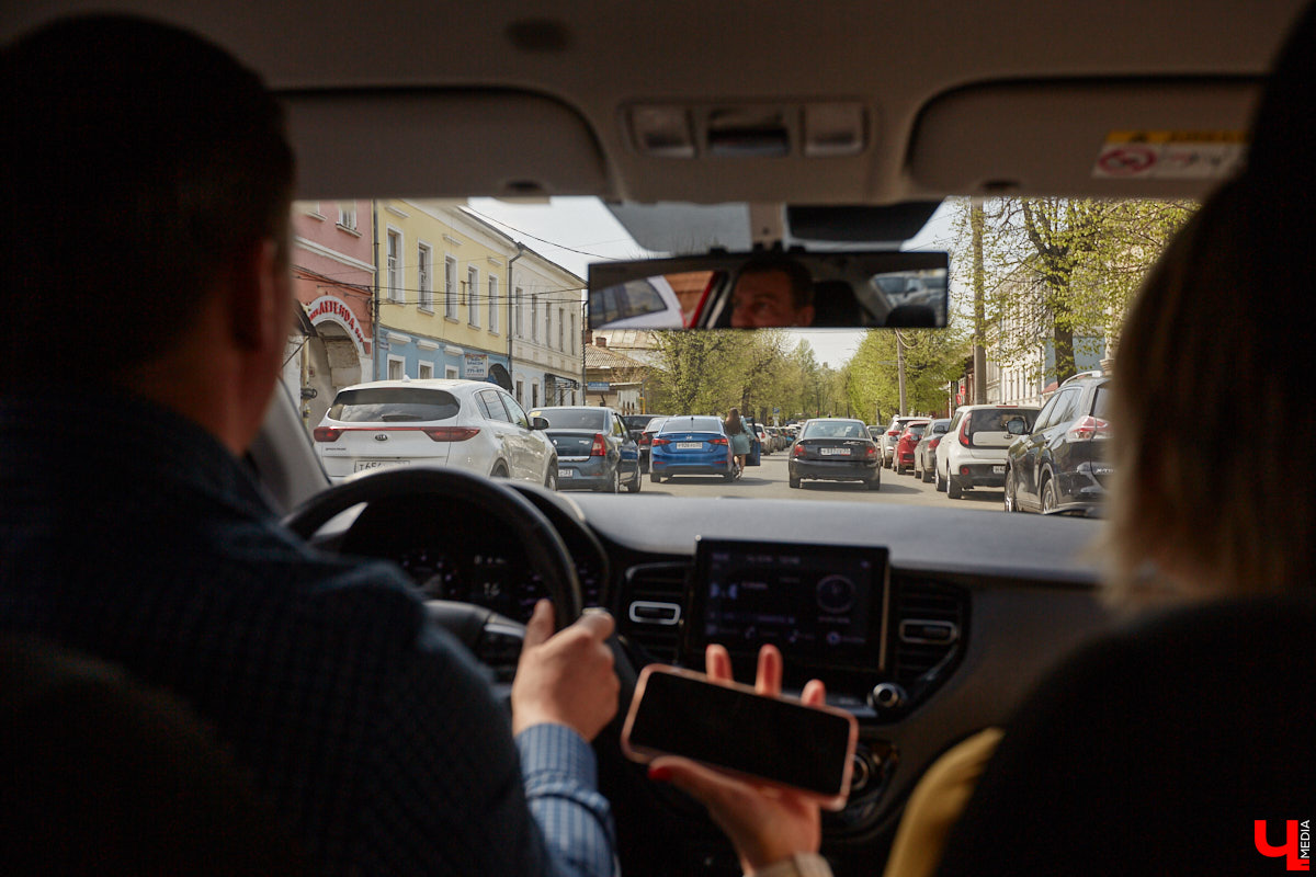 Платные парковки Владимира продолжат работать в тестовом режиме до июля. В компании опытного водителя «Ключ-Медиа» лично проверил, где сейчас в историческом ядре города можно оставить автомобиль, в какую сумму обойдется услуга и, главное, реально ли это вообще сделать?