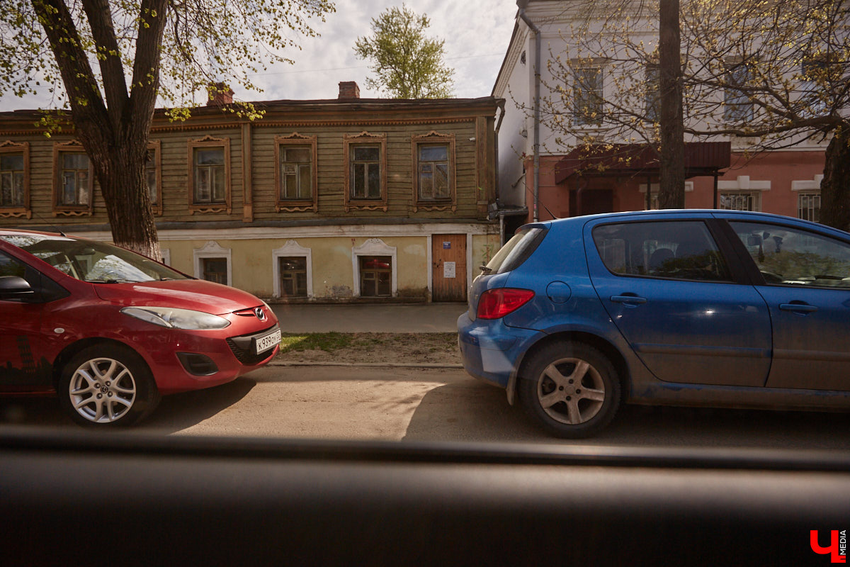 Платные парковки Владимира продолжат работать в тестовом режиме до июля. В компании опытного водителя «Ключ-Медиа» лично проверил, где сейчас в историческом ядре города можно оставить автомобиль, в какую сумму обойдется услуга и, главное, реально ли это вообще сделать?