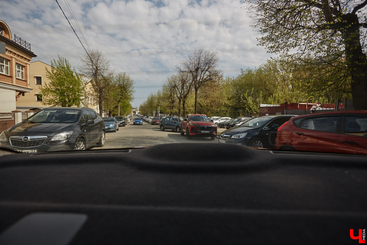 Платные парковки Владимира продолжат работать в тестовом режиме до июля. В компании опытного водителя «Ключ-Медиа» лично проверил, где сейчас в историческом ядре города можно оставить автомобиль, в какую сумму обойдется услуга и, главное, реально ли это вообще сделать?