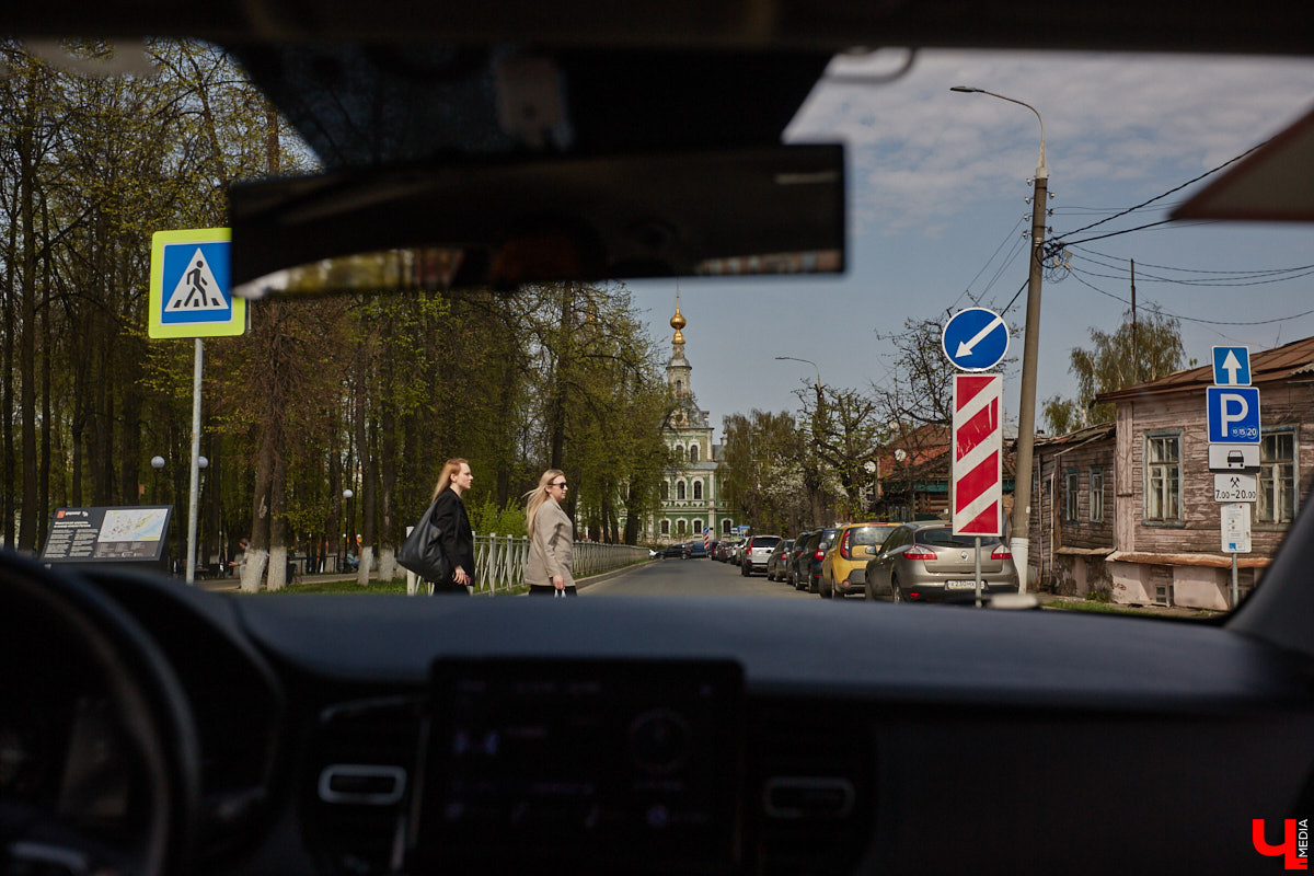 Платные парковки Владимира продолжат работать в тестовом режиме до июля. В компании опытного водителя «Ключ-Медиа» лично проверил, где сейчас в историческом ядре города можно оставить автомобиль, в какую сумму обойдется услуга и, главное, реально ли это вообще сделать?