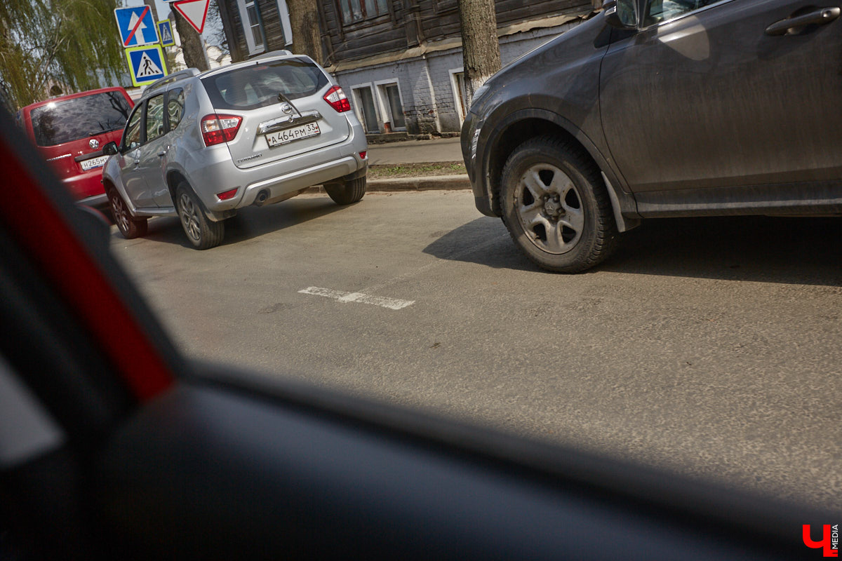 Платные парковки Владимира продолжат работать в тестовом режиме до июля. В компании опытного водителя «Ключ-Медиа» лично проверил, где сейчас в историческом ядре города можно оставить автомобиль, в какую сумму обойдется услуга и, главное, реально ли это вообще сделать?