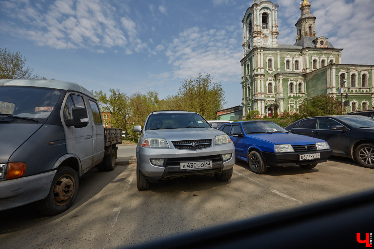 Платные парковки Владимира продолжат работать в тестовом режиме до июля. В компании опытного водителя «Ключ-Медиа» лично проверил, где сейчас в историческом ядре города можно оставить автомобиль, в какую сумму обойдется услуга и, главное, реально ли это вообще сделать?