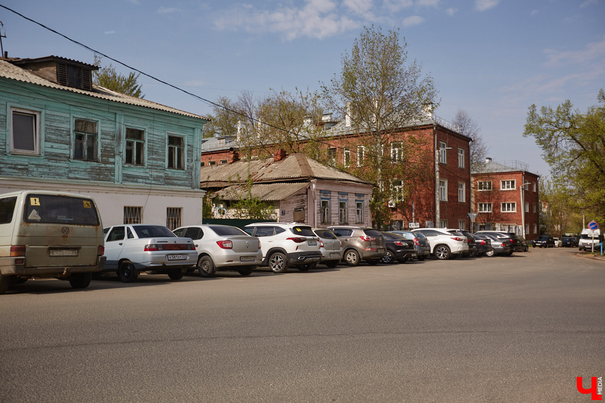 Платные парковки Владимира продолжат работать в тестовом режиме до июля. В компании опытного водителя «Ключ-Медиа» лично проверил, где сейчас в историческом ядре города можно оставить автомобиль, в какую сумму обойдется услуга и, главное, реально ли это вообще сделать?