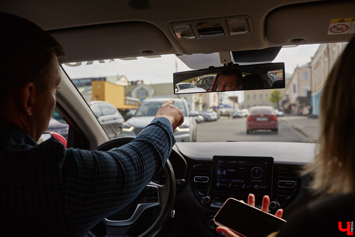 Платные парковки Владимира продолжат работать в тестовом режиме до июля. В компании опытного водителя «Ключ-Медиа» лично проверил, где сейчас в историческом ядре города можно оставить автомобиль, в какую сумму обойдется услуга и, главное, реально ли это вообще сделать?