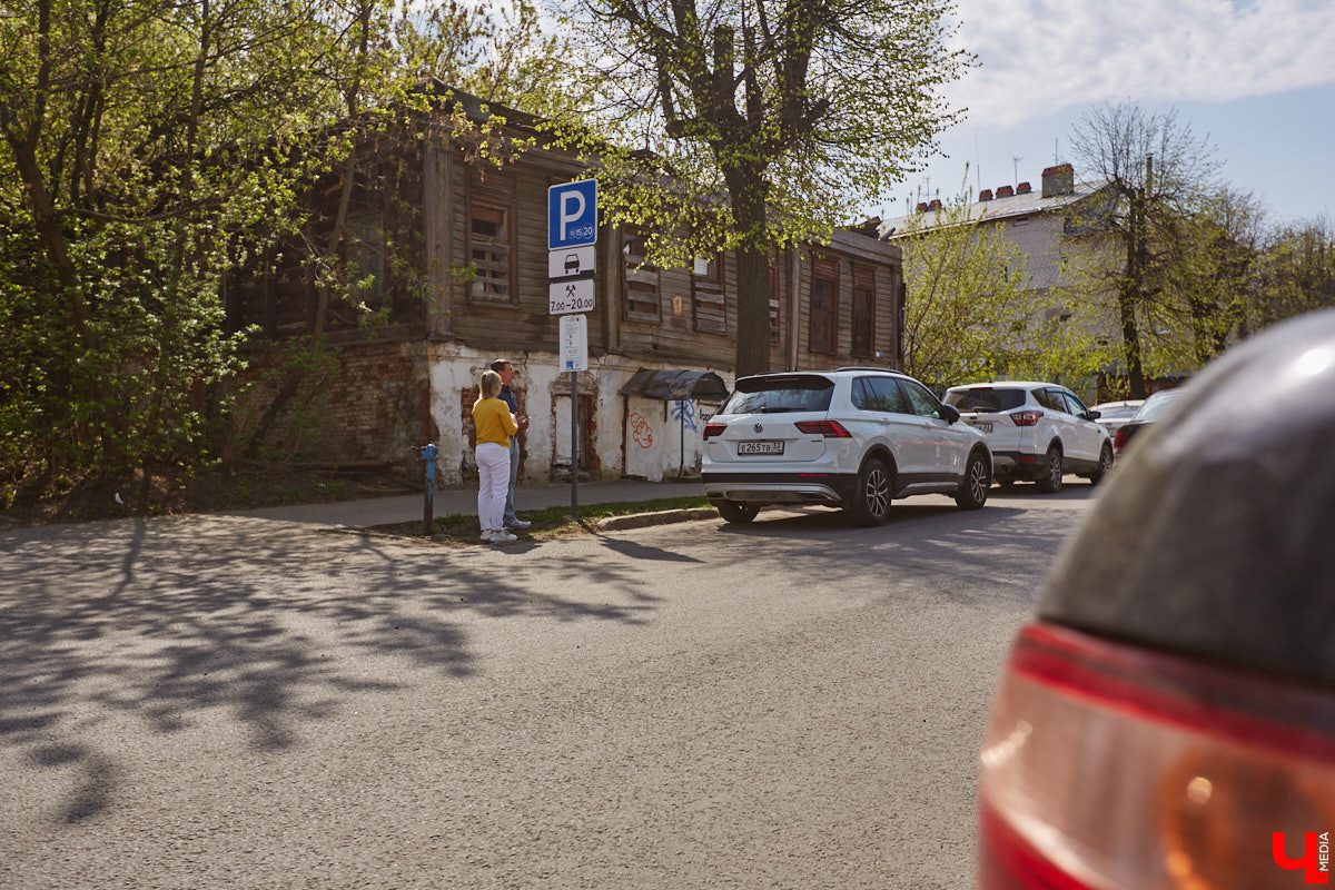 Платные парковки Владимира продолжат работать в тестовом режиме до июля. В компании опытного водителя «Ключ-Медиа» лично проверил, где сейчас в историческом ядре города можно оставить автомобиль, в какую сумму обойдется услуга и, главное, реально ли это вообще сделать?