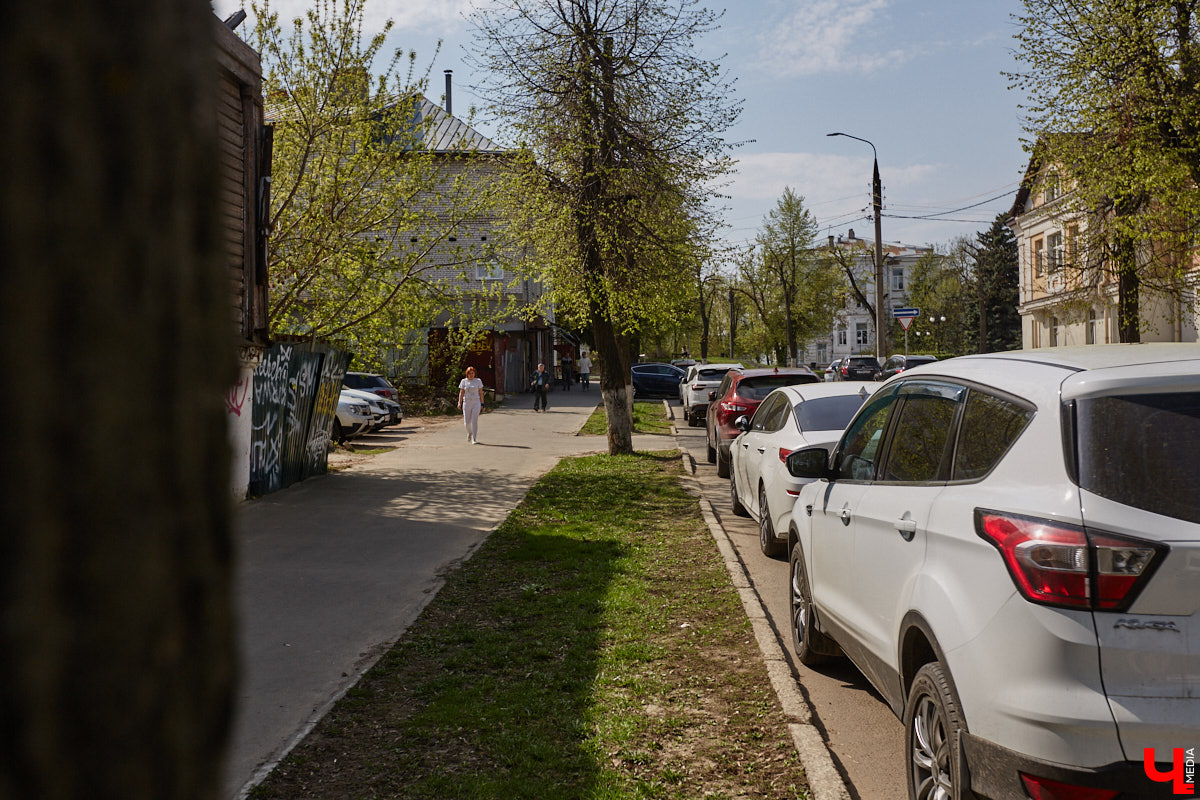 Платные парковки Владимира продолжат работать в тестовом режиме до июля. В компании опытного водителя «Ключ-Медиа» лично проверил, где сейчас в историческом ядре города можно оставить автомобиль, в какую сумму обойдется услуга и, главное, реально ли это вообще сделать?