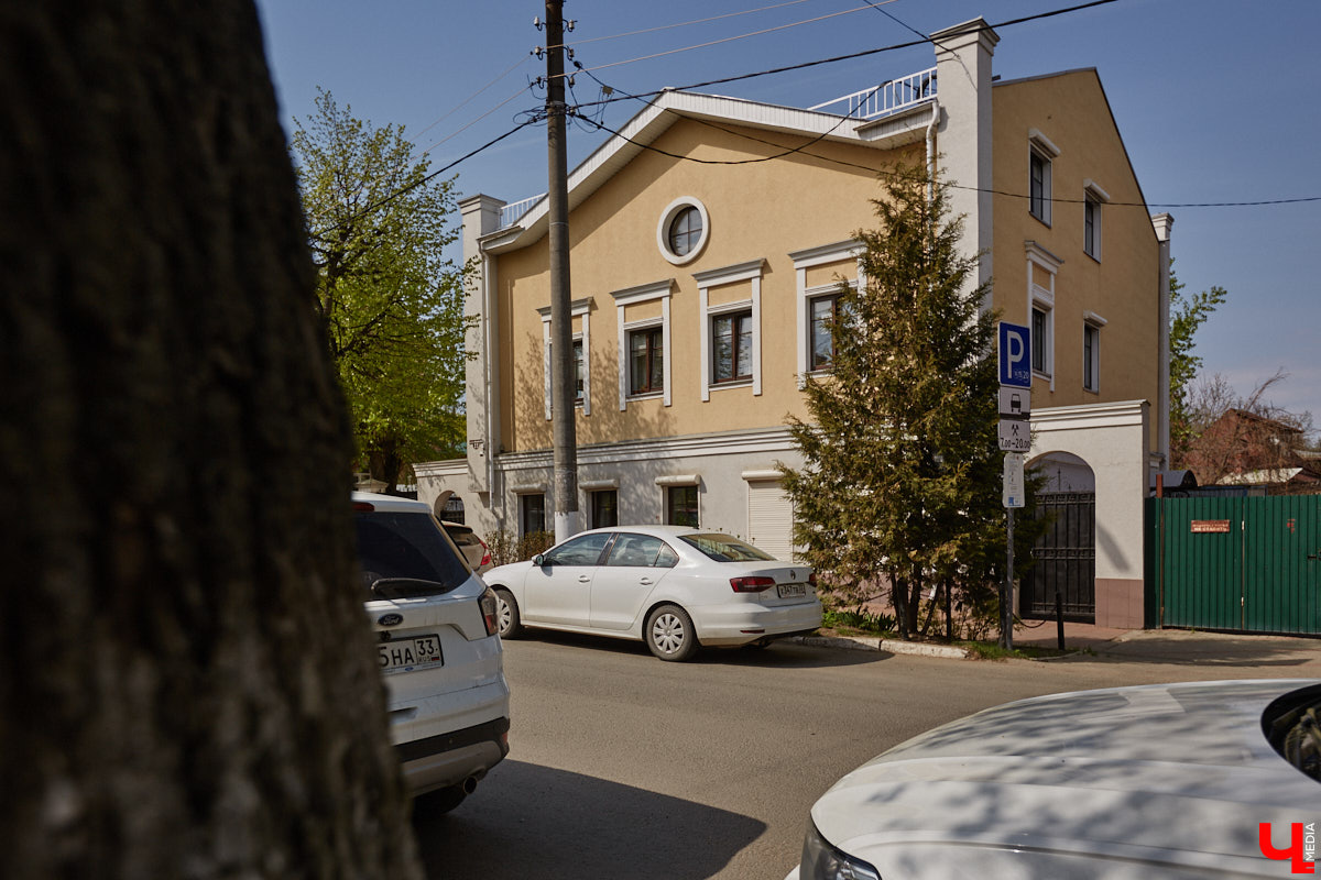 Платные парковки Владимира продолжат работать в тестовом режиме до июля. В компании опытного водителя «Ключ-Медиа» лично проверил, где сейчас в историческом ядре города можно оставить автомобиль, в какую сумму обойдется услуга и, главное, реально ли это вообще сделать?