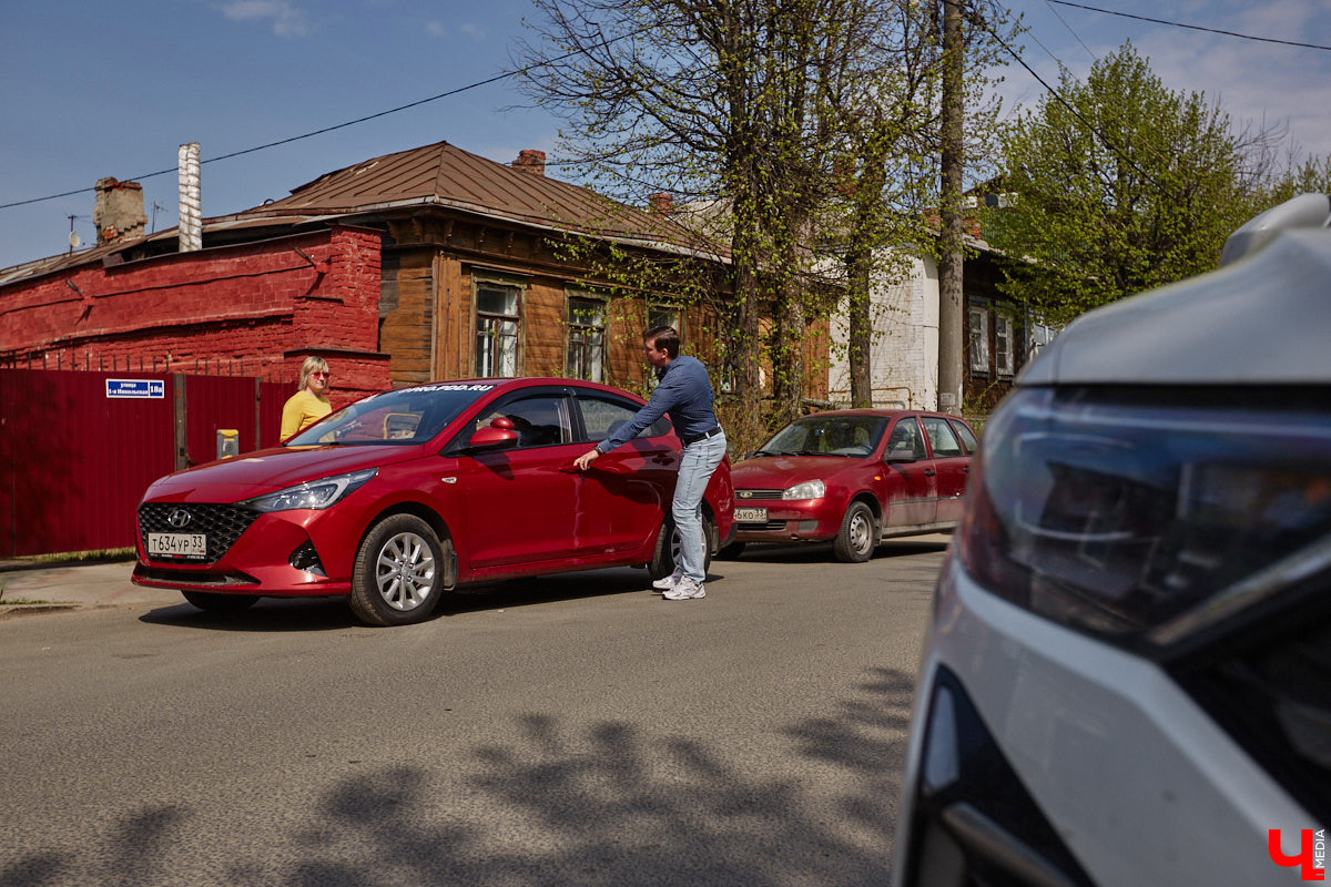Платные парковки Владимира продолжат работать в тестовом режиме до июля. В компании опытного водителя «Ключ-Медиа» лично проверил, где сейчас в историческом ядре города можно оставить автомобиль, в какую сумму обойдется услуга и, главное, реально ли это вообще сделать?