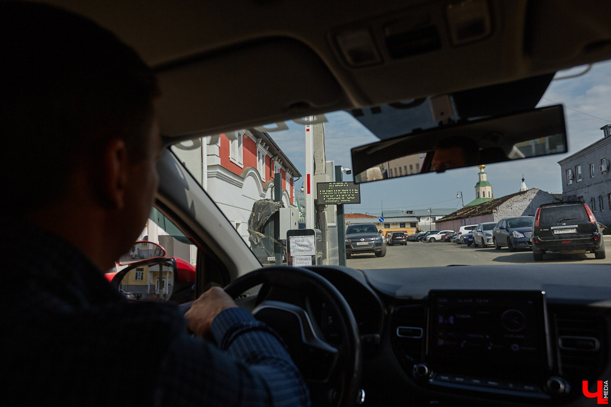 Платные парковки Владимира продолжат работать в тестовом режиме до июля. В компании опытного водителя «Ключ-Медиа» лично проверил, где сейчас в историческом ядре города можно оставить автомобиль, в какую сумму обойдется услуга и, главное, реально ли это вообще сделать?