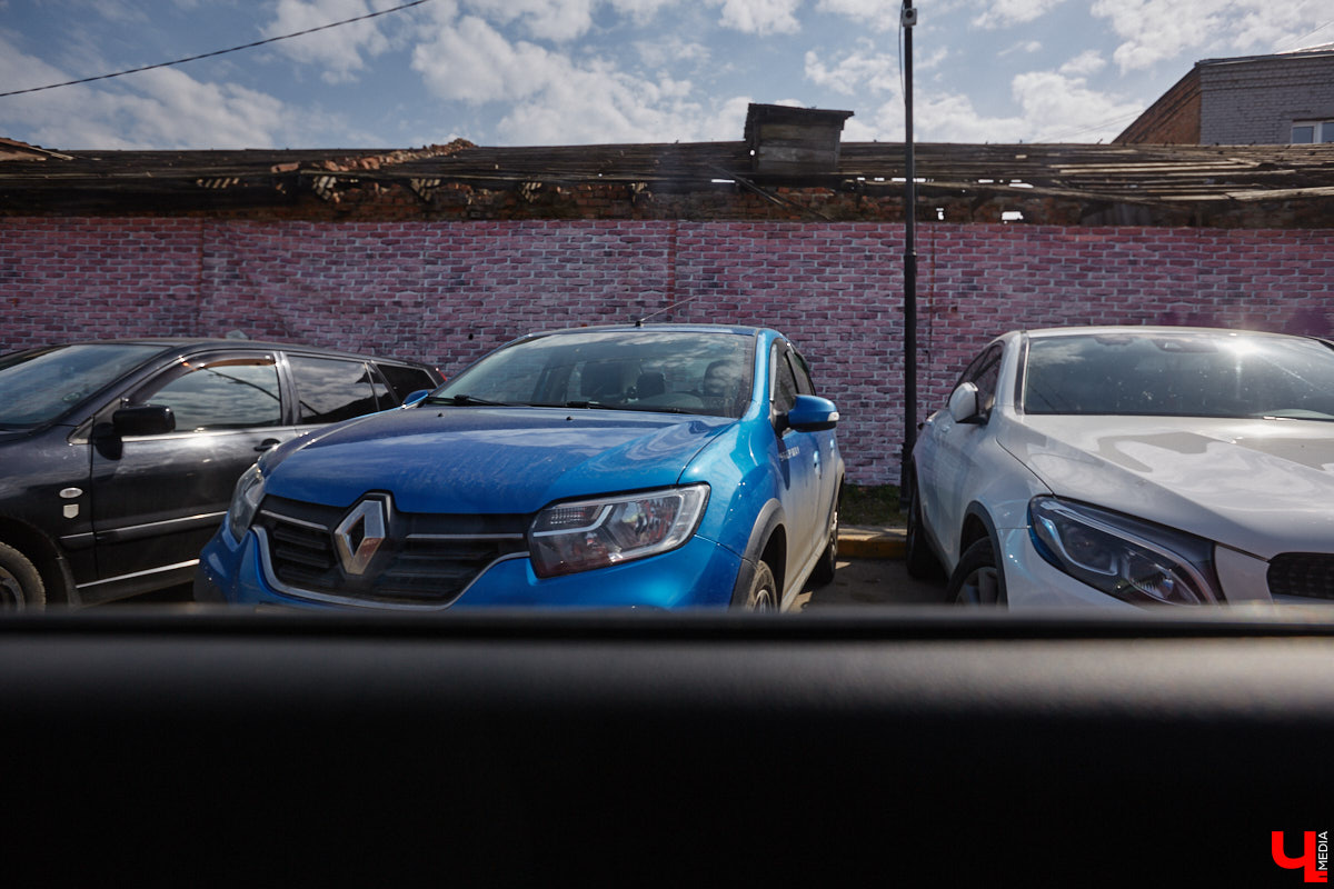 Платные парковки Владимира продолжат работать в тестовом режиме до июля. В компании опытного водителя «Ключ-Медиа» лично проверил, где сейчас в историческом ядре города можно оставить автомобиль, в какую сумму обойдется услуга и, главное, реально ли это вообще сделать?