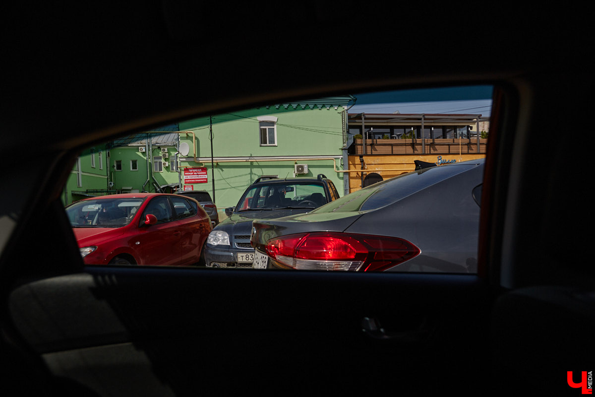 Платные парковки Владимира продолжат работать в тестовом режиме до июля. В компании опытного водителя «Ключ-Медиа» лично проверил, где сейчас в историческом ядре города можно оставить автомобиль, в какую сумму обойдется услуга и, главное, реально ли это вообще сделать?