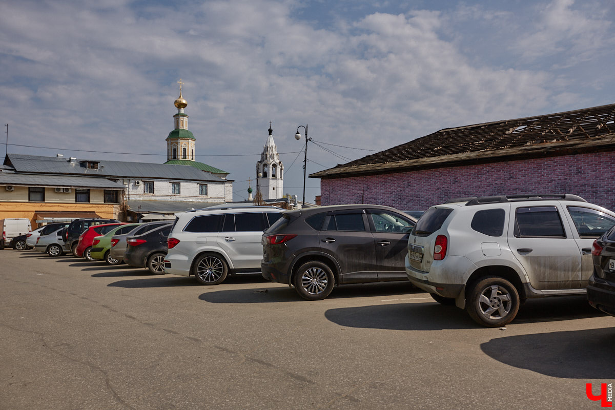 Платные парковки Владимира продолжат работать в тестовом режиме до июля. В компании опытного водителя «Ключ-Медиа» лично проверил, где сейчас в историческом ядре города можно оставить автомобиль, в какую сумму обойдется услуга и, главное, реально ли это вообще сделать?