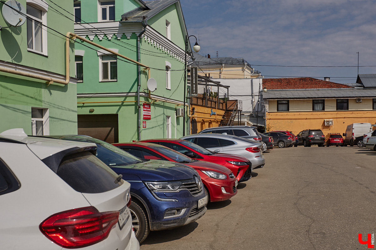 Платные парковки Владимира продолжат работать в тестовом режиме до июля. В компании опытного водителя «Ключ-Медиа» лично проверил, где сейчас в историческом ядре города можно оставить автомобиль, в какую сумму обойдется услуга и, главное, реально ли это вообще сделать?