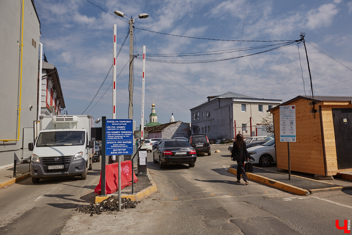 Платные парковки Владимира продолжат работать в тестовом режиме до июля. В компании опытного водителя «Ключ-Медиа» лично проверил, где сейчас в историческом ядре города можно оставить автомобиль, в какую сумму обойдется услуга и, главное, реально ли это вообще сделать?