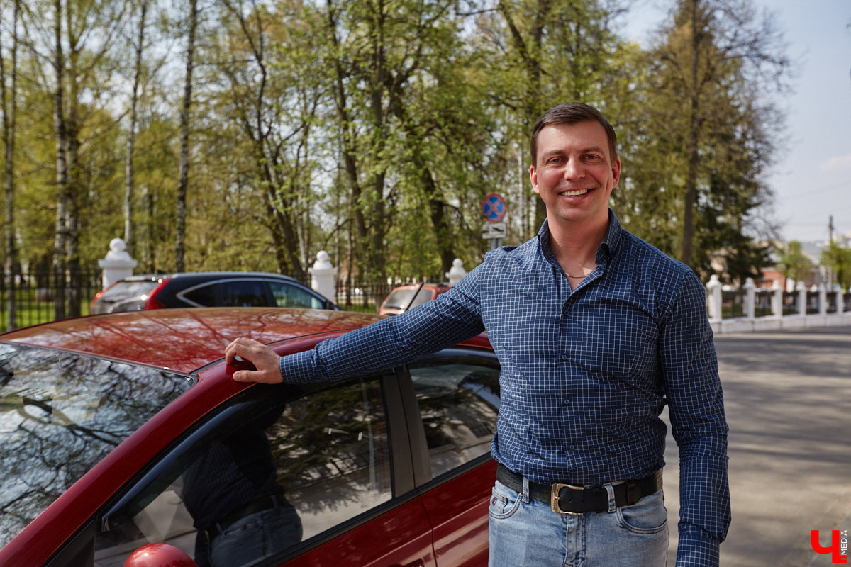 Платные парковки Владимира продолжат работать в тестовом режиме до июля. В компании опытного водителя «Ключ-Медиа» лично проверил, где сейчас в историческом ядре города можно оставить автомобиль, в какую сумму обойдется услуга и, главное, реально ли это вообще сделать?