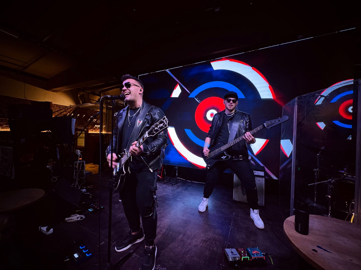 На этой неделе Владимир посетят легенды. «Звери» — группа, чьи хиты в свое время стали саундтреком для целых поколений, да и сейчас их творчество продолжает звучать в сердцах новых поклонников. Хаски, бунтарь андеграунда, приедет в наш город с туром, где поэзия сливается с бешеным драйвом, а каждая композиция гарантирует взрыв эмоций. Два разных мира, два музыкальных кода — все это ждет столицу 33-го региона в ближайшие дни.