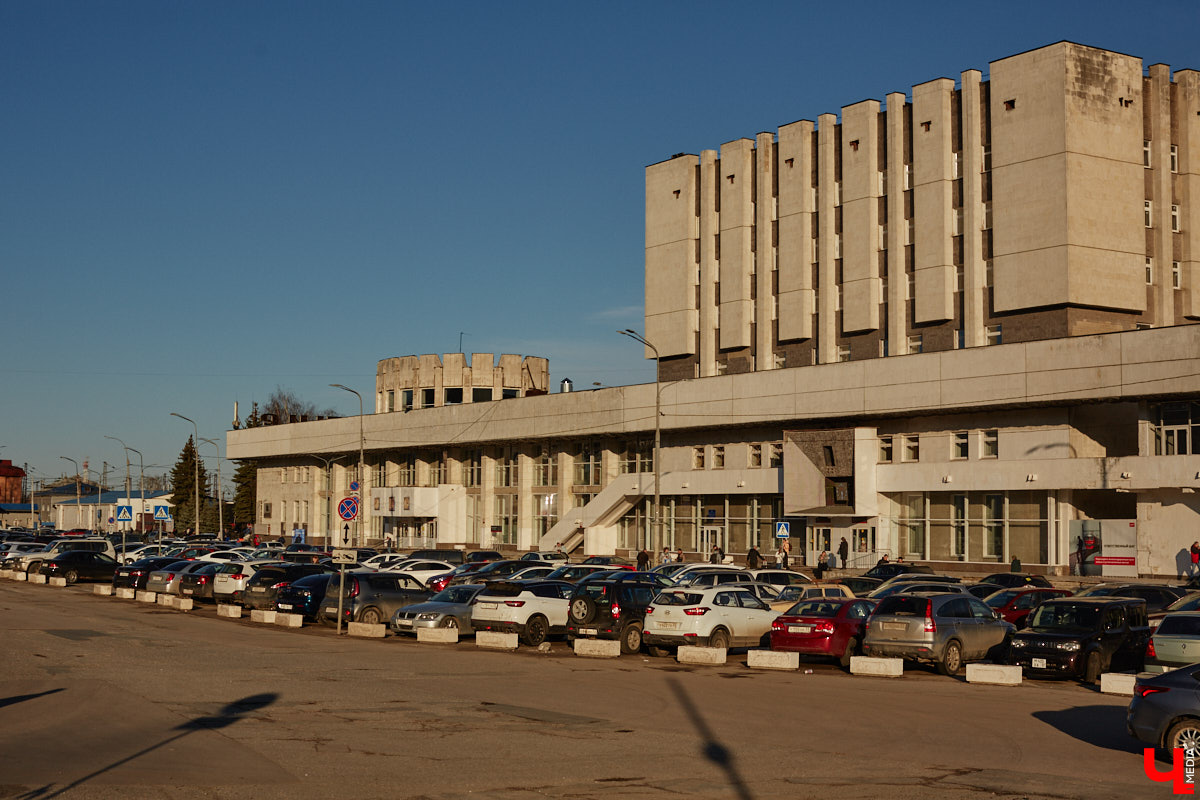 В Старых садах на улице Мира расчистят пруды и сделают набережную. Начнут, как обещают, уже летом. Еще один масштабный проект сезона — реконструкция Вокзальной площади. Полностью преобразование локации завершится через два с половиной года.