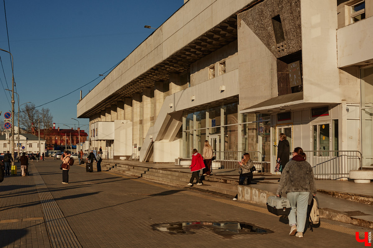 В Старых садах на улице Мира расчистят пруды и сделают набережную. Начнут, как обещают, уже летом. Еще один масштабный проект сезона — реконструкция Вокзальной площади. Полностью преобразование локации завершится через два с половиной года.