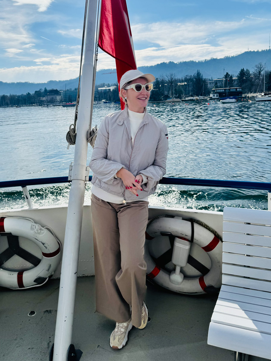 У Швейцарии сразу несколько визитных карточек, и кроме шоколада с альпийскими лугами это сыр. Именно за «дырявым золотом» отправилась в Цюрих Анна Яхаева из Гусь-Хрустального. Каков популярный продукт в стране гор и озер, а также что еще привлекло внимание девушки, узнал «Ключ-Медиа».