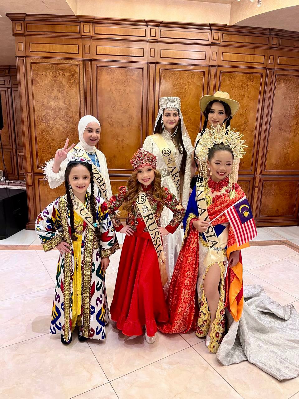 Сиять способны даже самые маленькие звездочки. Это доказала юная модель Ксения Васильева из Судогды: она представляла нашу страну и регион на международном конкурсе Grand face Universe в возрастной категории 10 — 13 лет. Малышке удалось выложиться на все сто и взять главный титул!