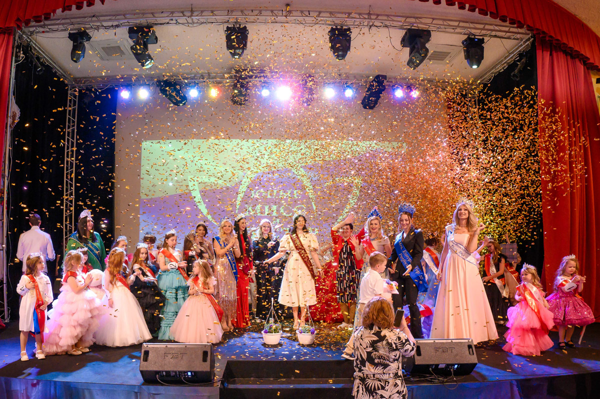 Сиять способны даже самые маленькие звездочки. Это доказала юная модель Ксения Васильева из Судогды: она представляла нашу страну и регион на международном конкурсе Grand face Universe в возрастной категории 10 — 13 лет. Малышке удалось выложиться на все сто и взять главный титул!