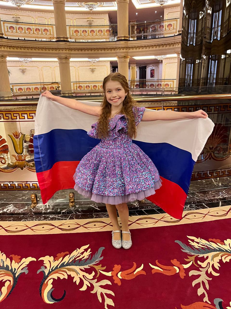 Сиять способны даже самые маленькие звездочки. Это доказала юная модель Ксения Васильева из Судогды: она представляла нашу страну и регион на международном конкурсе Grand face Universe в возрастной категории 10 — 13 лет. Малышке удалось выложиться на все сто и взять главный титул!