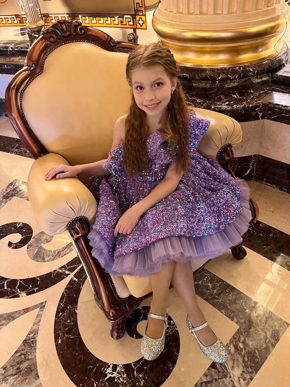 Сиять способны даже самые маленькие звездочки. Это доказала юная модель Ксения Васильева из Судогды: она представляла нашу страну и регион на международном конкурсе Grand face Universe в возрастной категории 10 — 13 лет. Малышке удалось выложиться на все сто и взять главный титул!