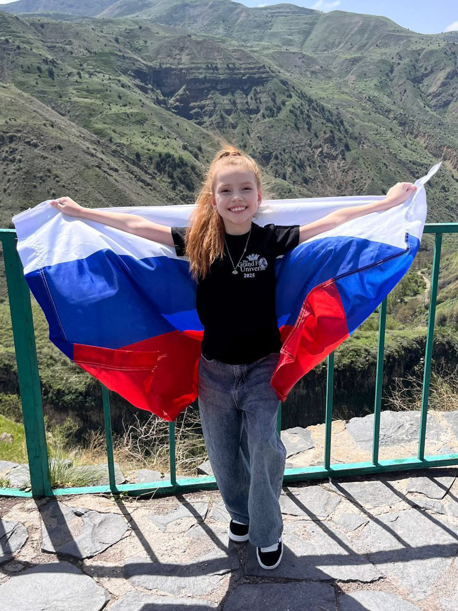 Сиять способны даже самые маленькие звездочки. Это доказала юная модель Ксения Васильева из Судогды: она представляла нашу страну и регион на международном конкурсе Grand face Universe в возрастной категории 10 — 13 лет. Малышке удалось выложиться на все сто и взять главный титул!