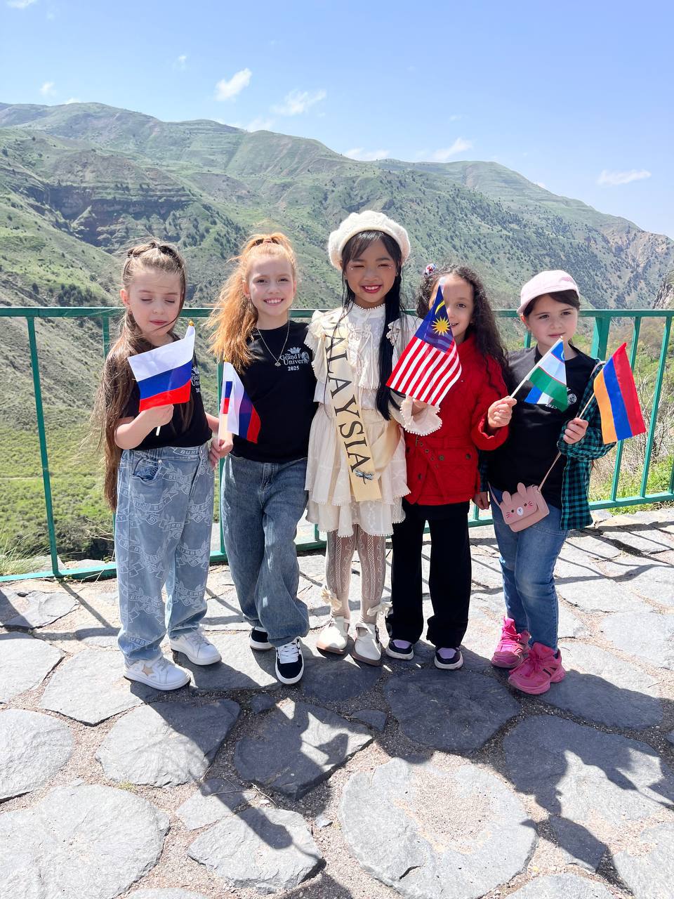 Сиять способны даже самые маленькие звездочки. Это доказала юная модель Ксения Васильева из Судогды: она представляла нашу страну и регион на международном конкурсе Grand face Universe в возрастной категории 10 — 13 лет. Малышке удалось выложиться на все сто и взять главный титул!