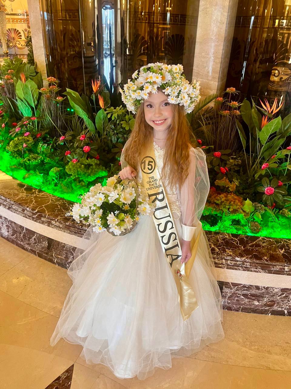 Сиять способны даже самые маленькие звездочки. Это доказала юная модель Ксения Васильева из Судогды: она представляла нашу страну и регион на международном конкурсе Grand face Universe в возрастной категории 10 — 13 лет. Малышке удалось выложиться на все сто и взять главный титул!