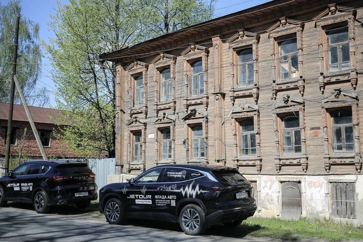 Когда объединяются сильные идеи, рождаются по-настоящему живые проекты. Так, официальный дилер Jetour во Владимире — ГК «Техцентр Гранд» — вместе с клубом путешествий «Параллель 56» отправился в автоприключение по малознакомым, но невероятно красивым местам Владимирской области.