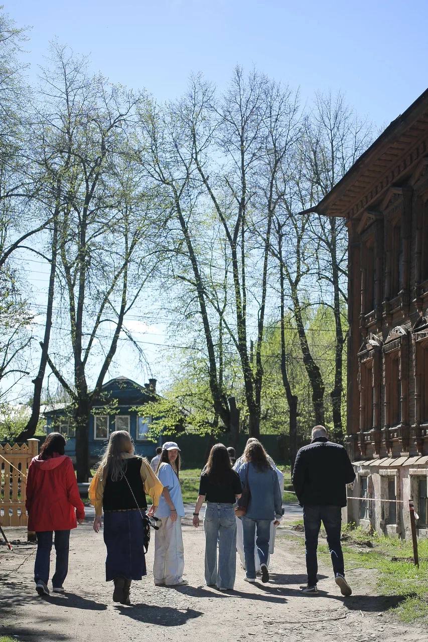 Когда объединяются сильные идеи, рождаются по-настоящему живые проекты. Так, официальный дилер Jetour во Владимире — ГК «Техцентр Гранд» — вместе с клубом путешествий «Параллель 56» отправился в автоприключение по малознакомым, но невероятно красивым местам Владимирской области.