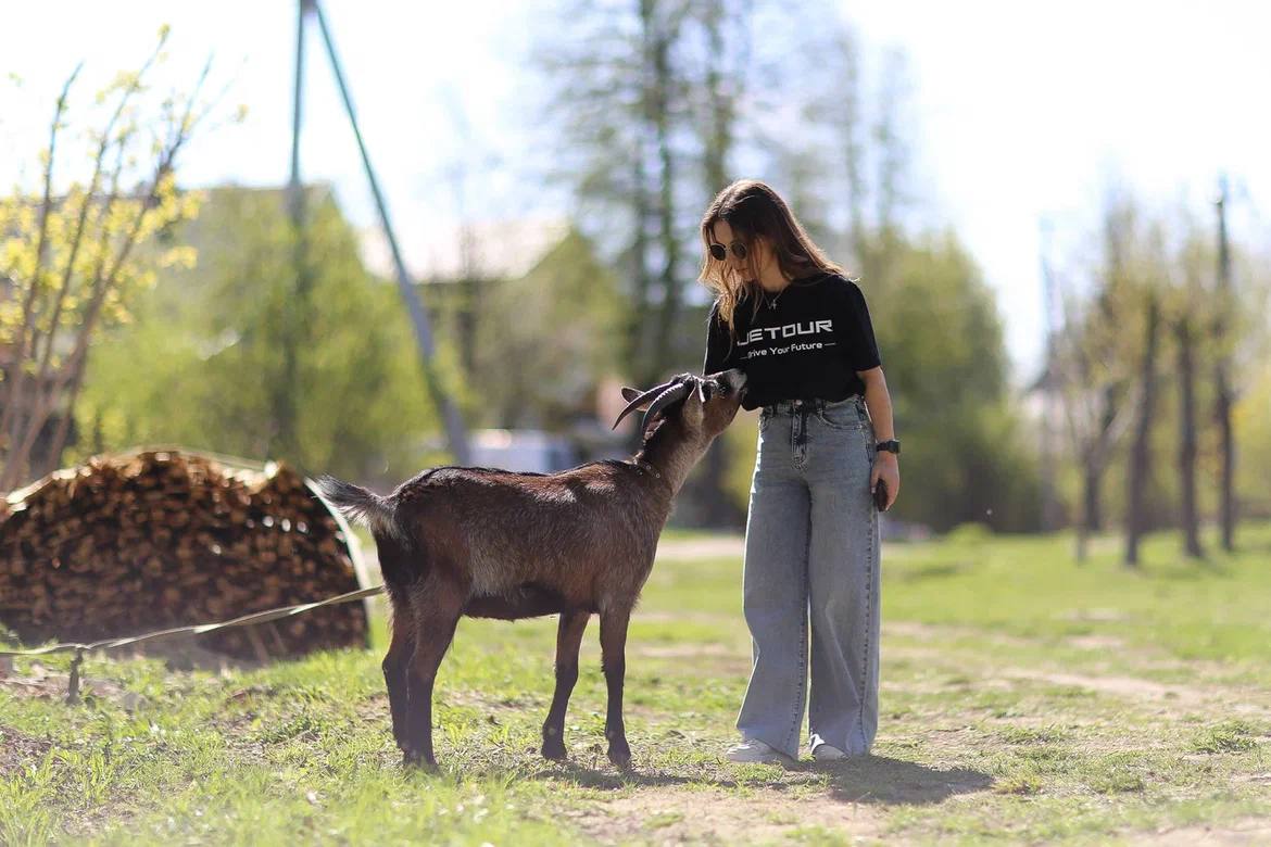 Когда объединяются сильные идеи, рождаются по-настоящему живые проекты. Так, официальный дилер Jetour во Владимире — ГК «Техцентр Гранд» — вместе с клубом путешествий «Параллель 56» отправился в автоприключение по малознакомым, но невероятно красивым местам Владимирской области.
