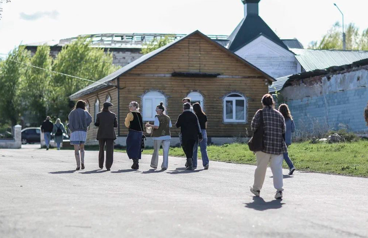 Когда объединяются сильные идеи, рождаются по-настоящему живые проекты. Так, официальный дилер Jetour во Владимире — ГК «Техцентр Гранд» — вместе с клубом путешествий «Параллель 56» отправился в автоприключение по малознакомым, но невероятно красивым местам Владимирской области.